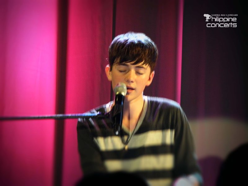Greyson Chance Launches New EP with Some Christmas Lights at TriNoma