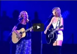 Taylor Swift & Lisa Kudrow Sing “Smelly Cat” Live