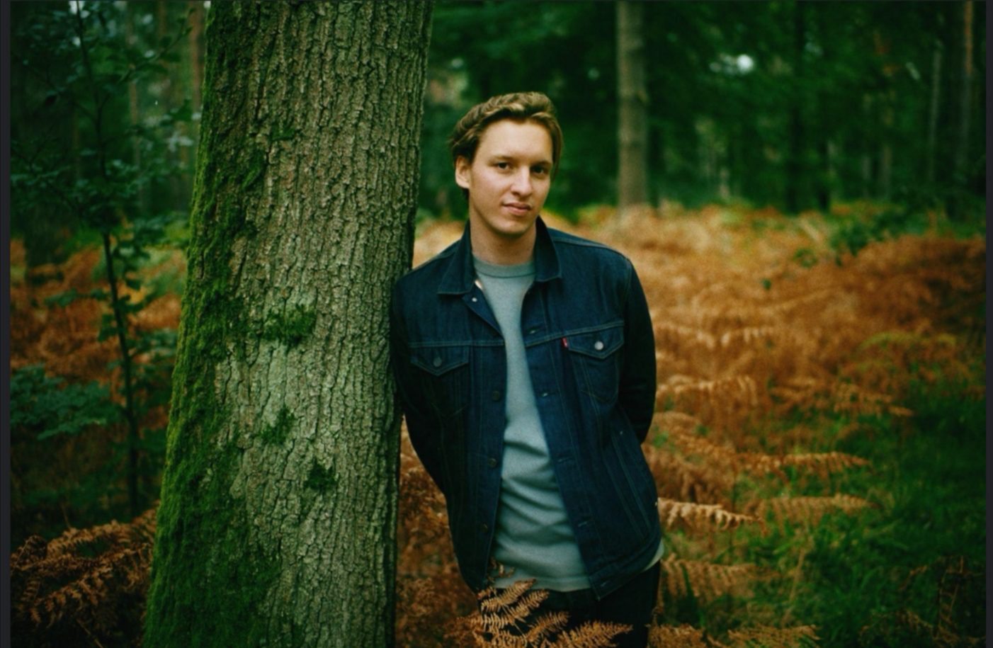 GEORGE EZRA DEBUTS NEW SINGLE ‘GREEN GREEN GRASS’