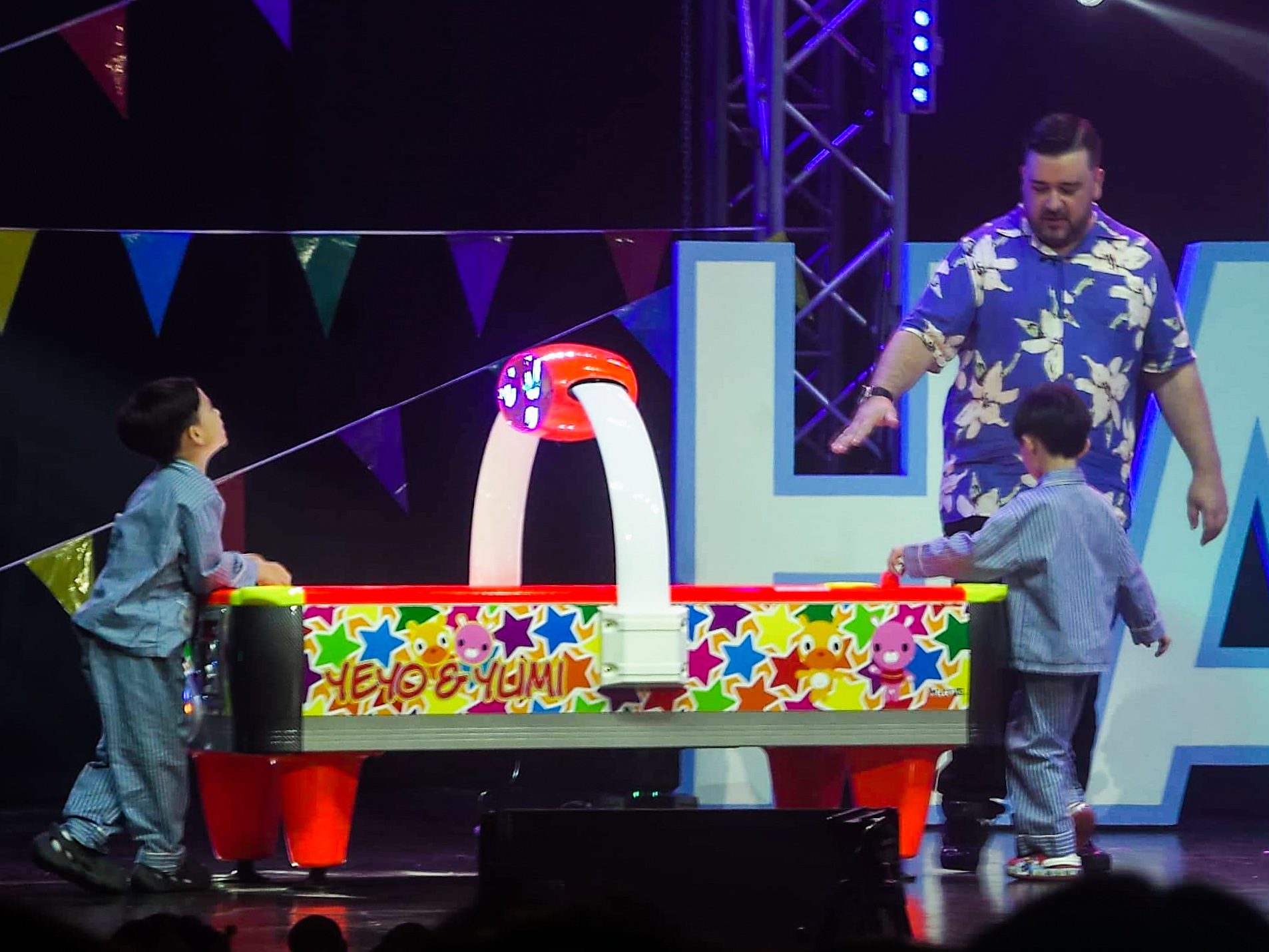 The Hammingtons playing air hockey