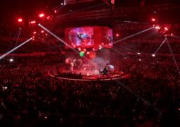 Cup of Joe performs “Bagsakan” with Gloc-9 at sold-out Stardust concert; band joins Araneta’s Wall of Fame