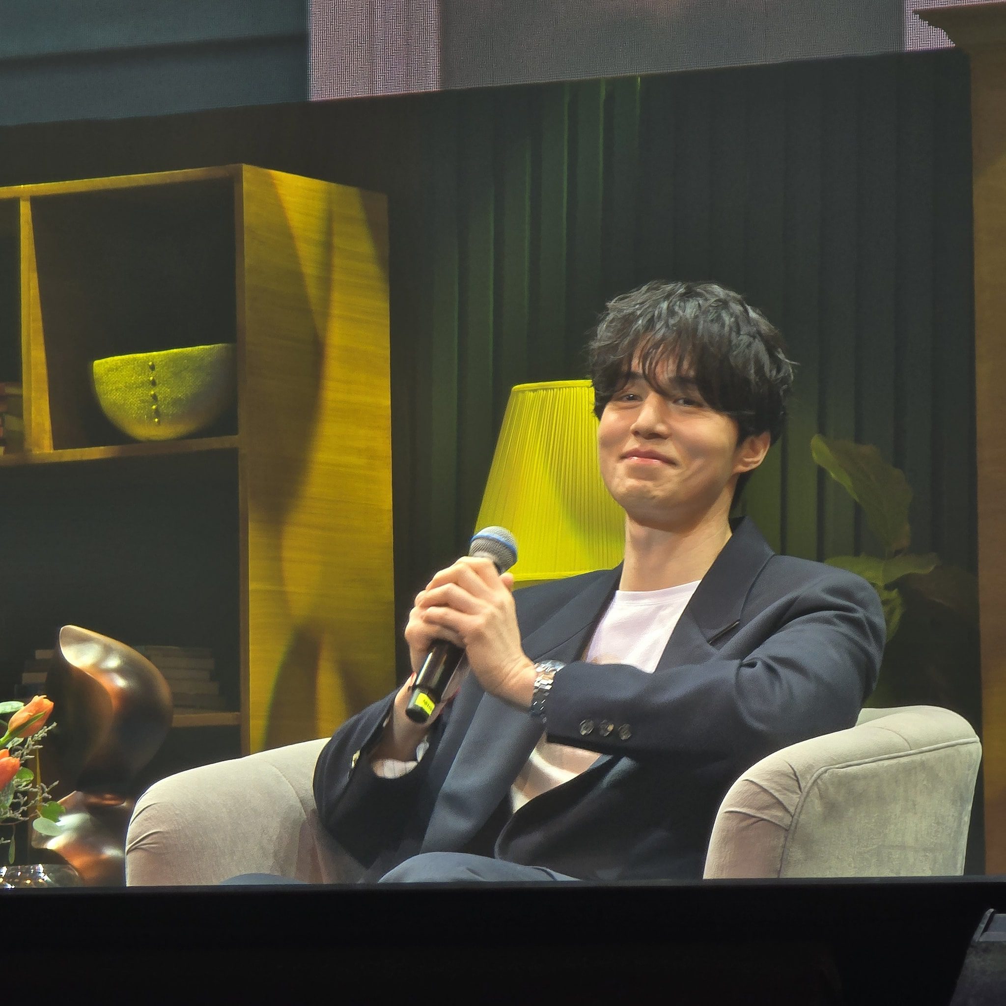 Humor on point! Lee Dong Wook is at HOME in Manila!